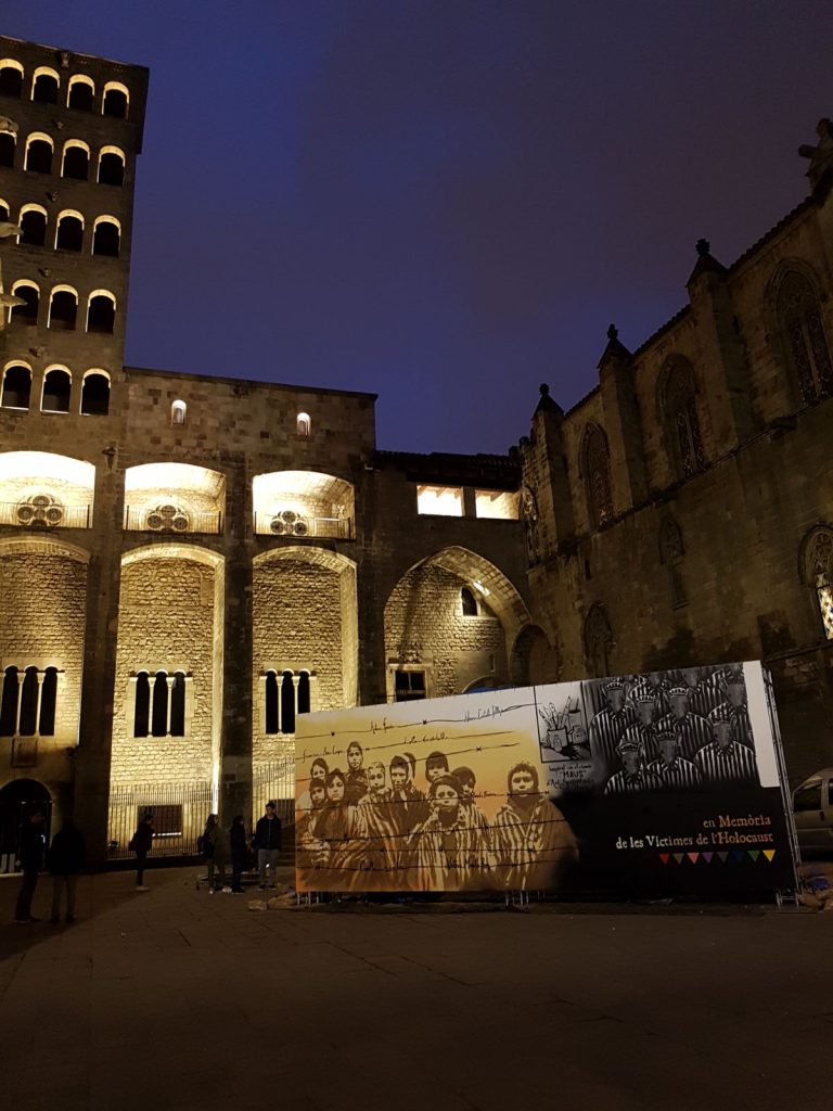 Obra final en memoria a las Víctimas del Holocausto, en colaboración con EUROM, Observatorio Europeo de la Memoria. (Foto @SeñorErre), Barcelona 2018